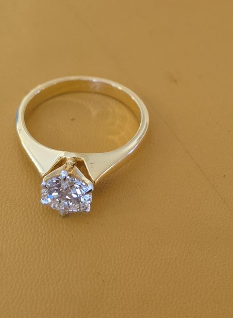 Round cut lab grown diamond 18k gold ring