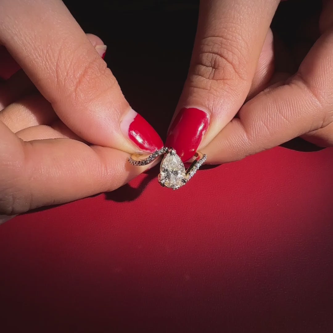 Pear Cut Moissanite Diamond Twisted Engagement 18K Gold Ring